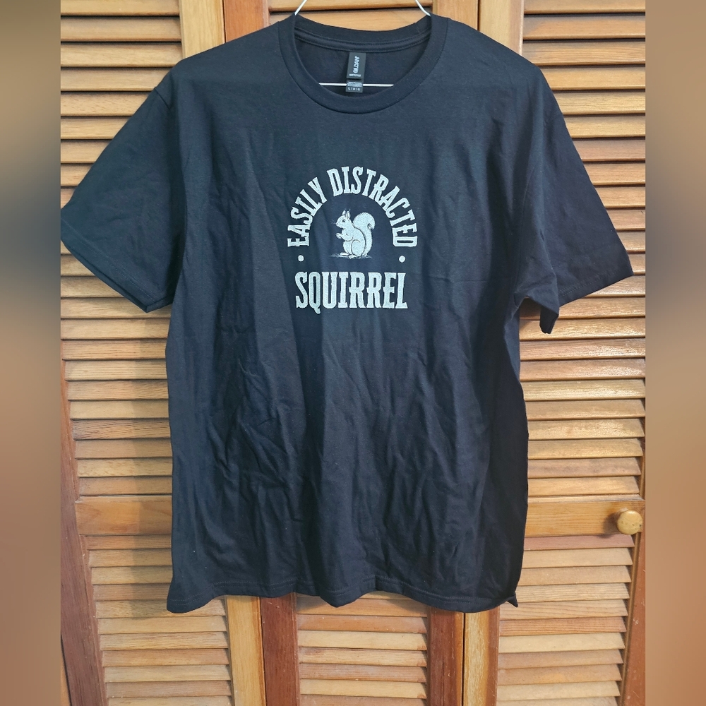 NWT Easily Distracted Squirrel Graphic Tee – Size Large Funny Casual Streetwear